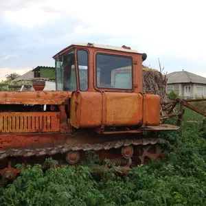 TRACTOR DT 75 CU LOPATA SI PLUG. PRET REZONABIL