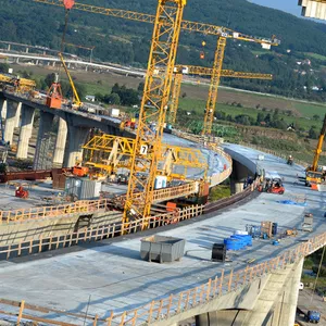 Muncitori la construcție poduri,  autostrăzi